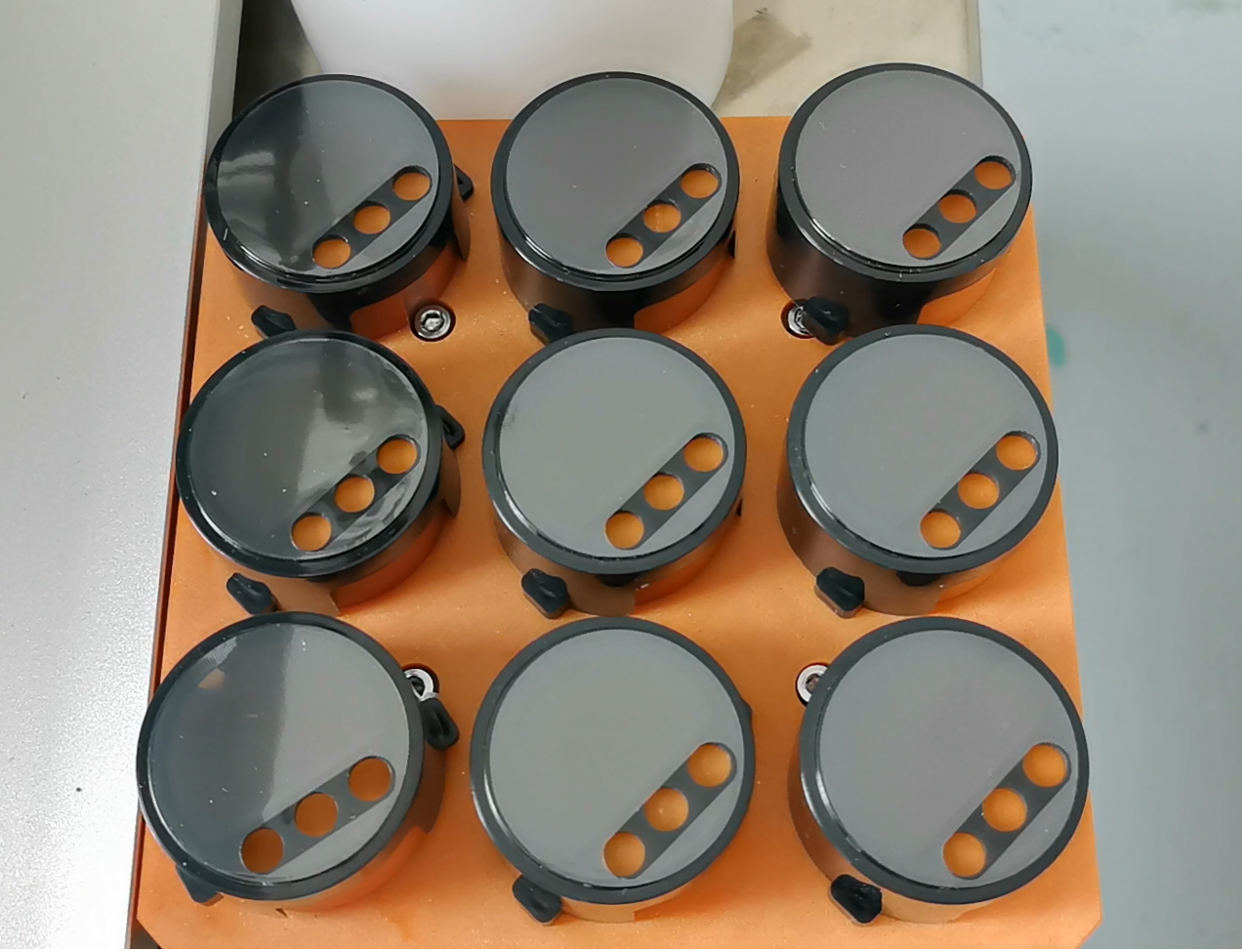 解決三大痛點：塑膠蓋子貼膜機的技術(shù)突破，效率提升8倍