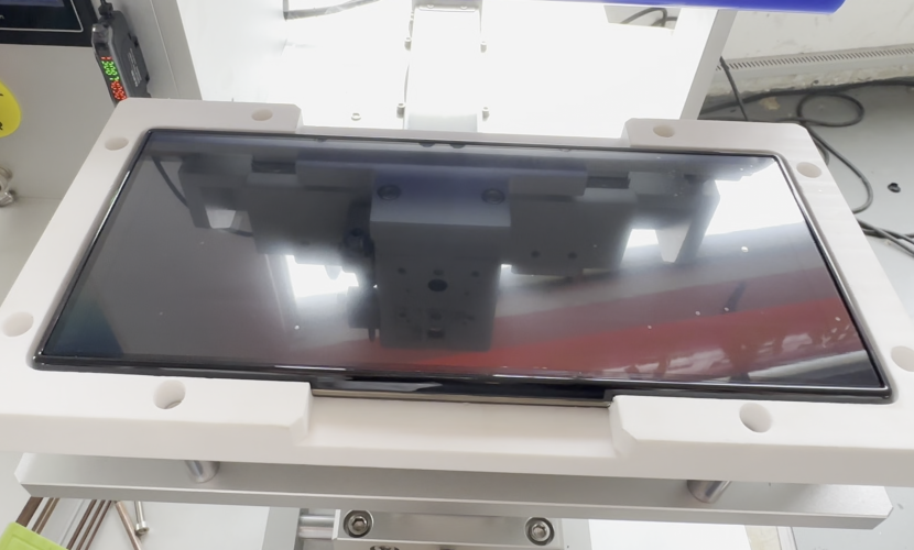 汽車中控導(dǎo)航貼膜機(jī)助力導(dǎo)航廠家高效升級