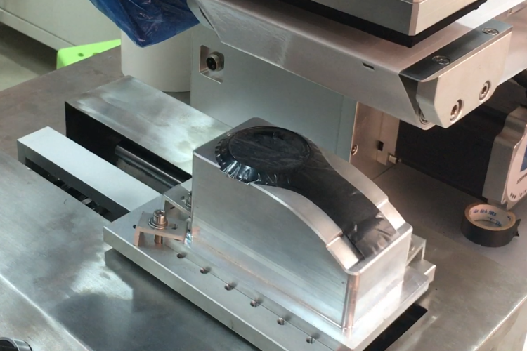 耳機貼膜機工作流程圖，展示外殼、耳罩、內(nèi)耳蓋同步貼膜的工序銜接