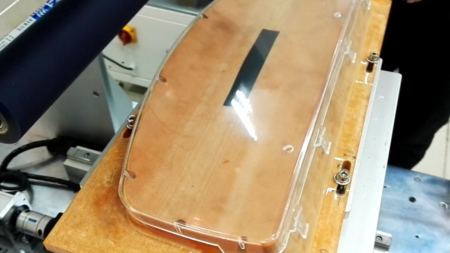 各種曲面弧度都能貼：汽車儀表盤貼膜機