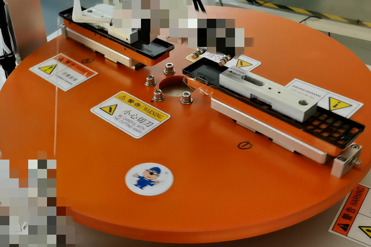 遙控器中框貼膜前后對(duì)比圖，左側(cè)為未貼膜產(chǎn)品，右側(cè)為貼膜后高精度貼合效果