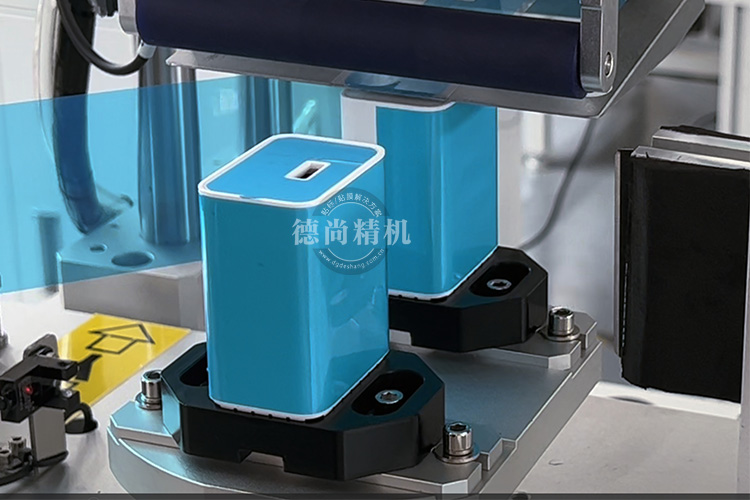 你怎么還在用人工貼膜呀！快來看看這款（充電器頭自動貼膜機）