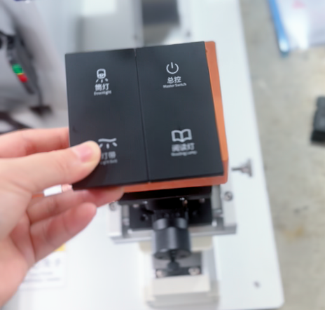 電子廠選顯示屏控制面板貼膜機(jī)？德尚