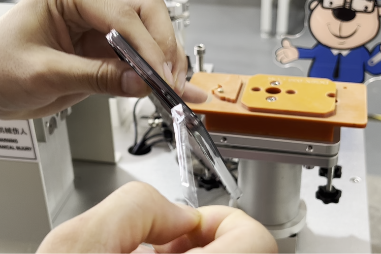 人工貼膜半小時，手機中框貼膜機幾秒鐘