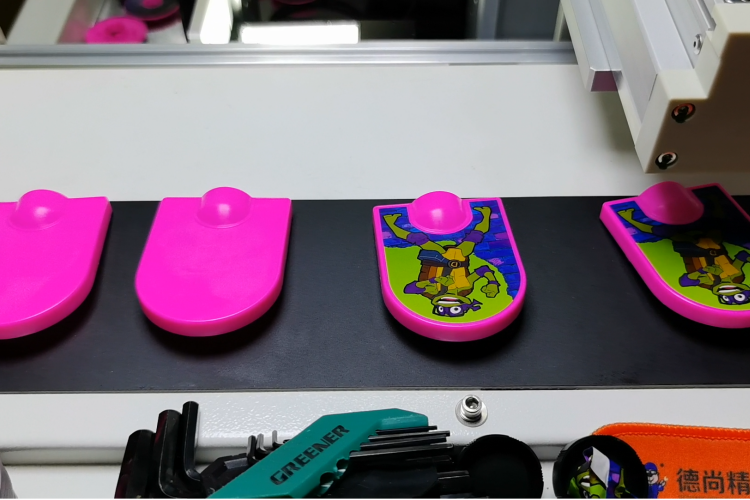 玩具貼膜機(jī)廠(chǎng)家，高精度玩具視覺(jué)貼膜機(jī)助力廠(chǎng)家降本增效